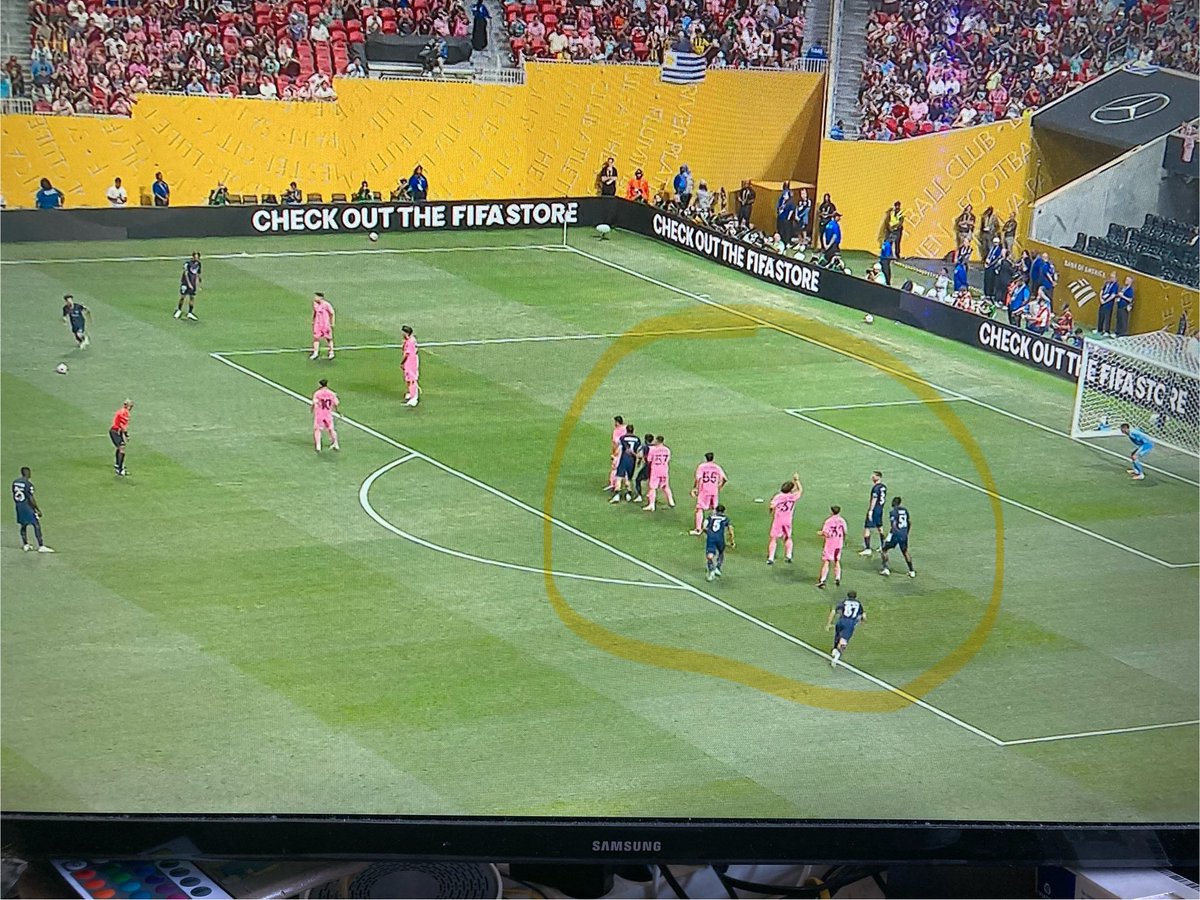 🏆  MUNDIAL DE CLUBES 🌎🌍🌏

 Tras ver esta defensa del I. Miami…
A los amigos de #3ª y #Preferente…

- Hay que defender una falta lateral al #PSG con 0-0
- Van a colgar el balón área
- Tienen a 6 tíos en la zona de remate…

¿Y solo sois 5 defendiendo 🤷🏻‍♂️?

¡Os matan! 🔪🗡️💀⚰️