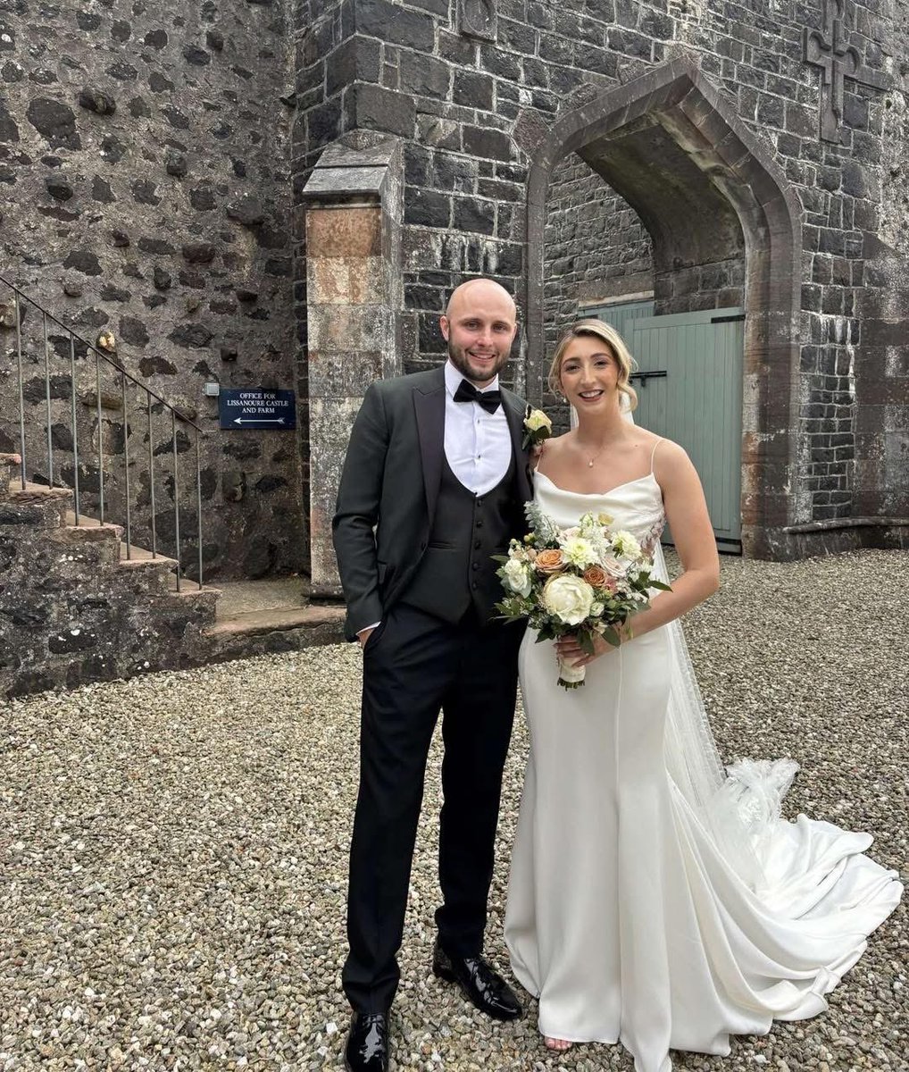officialdowngaa's tweet image. Congratulations from all at Down GAA to Senior Hurler Eoghan Sands and wife Maeve who were married this weekend. Best wishes for a happy, healthy life together. 🔴⚫️