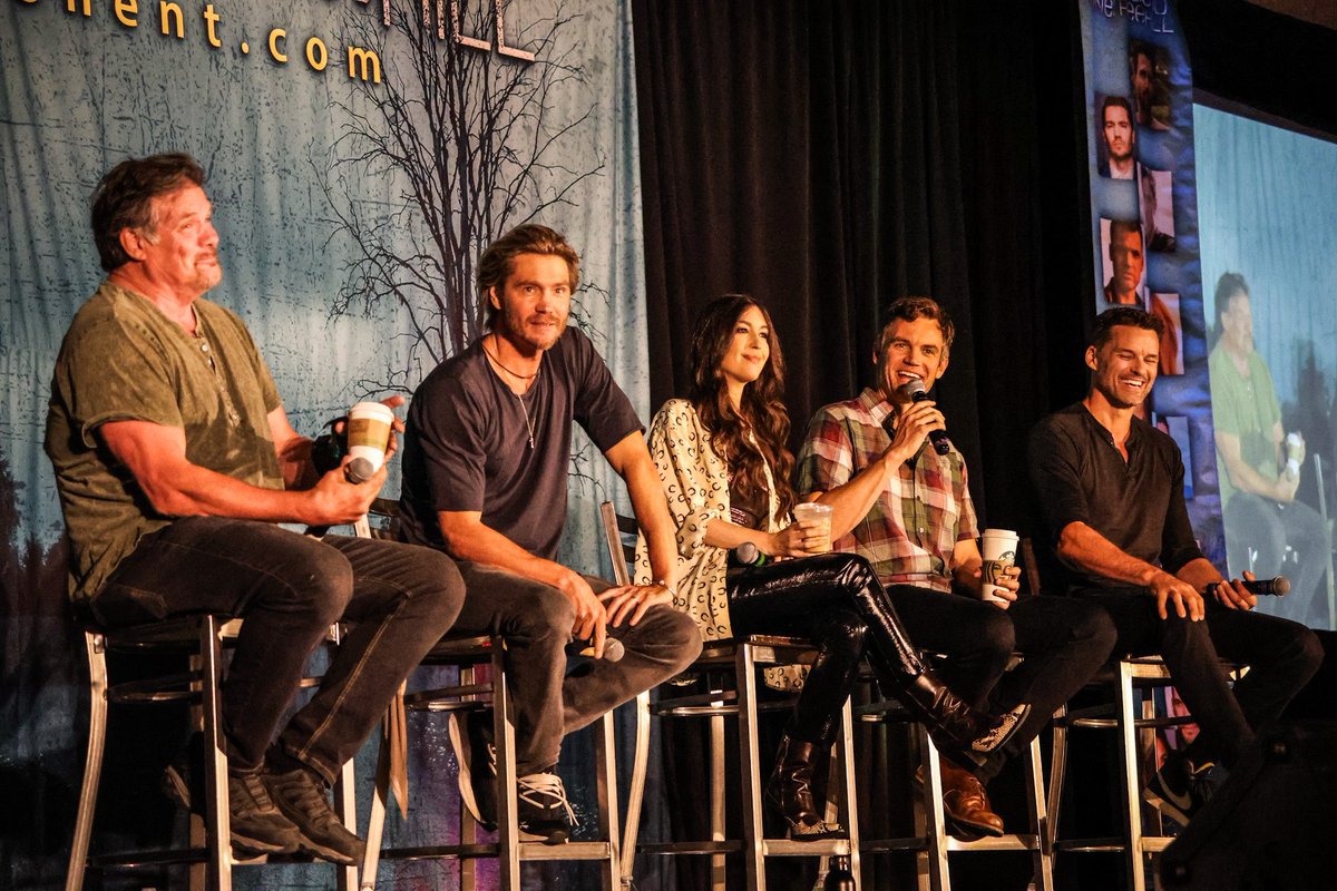 CreationEnt's tweet image. Our Sunday morning Gold panel at A Salute to #OneTreeHill with Paul Johansson, Chad Michael Murray, Kate Voegele, Tyler Hilton, and Austin Nichols!