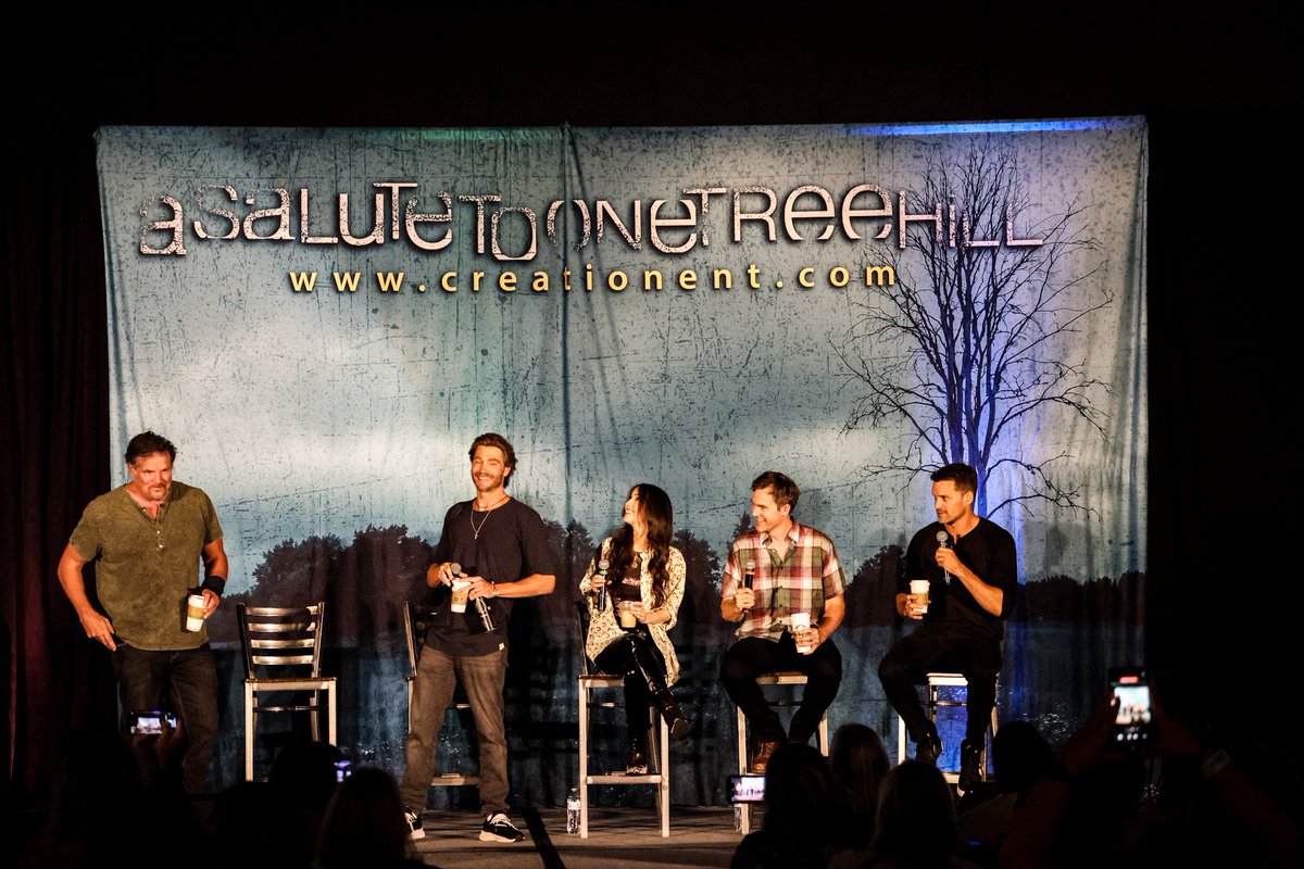 CreationEnt's tweet image. Our Sunday morning Gold panel at A Salute to #OneTreeHill with Paul Johansson, Chad Michael Murray, Kate Voegele, Tyler Hilton, and Austin Nichols!