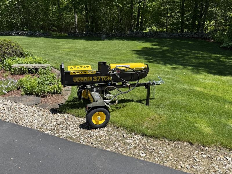 Split smarter, not harder. 🪵⁠
⁠
Whether you're prepping for winter or just working out some stress, our hydraulic log splitters are ready to do the heavy lifting (so you don’t have to). 

View splitters: bit.ly/3Yggubz
⁠
#PoweringYourLife