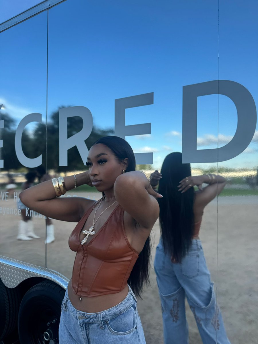 dreenyyaaaa's tweet image. He call me pretty little thangg🤎😍 #CowboyCarterTour