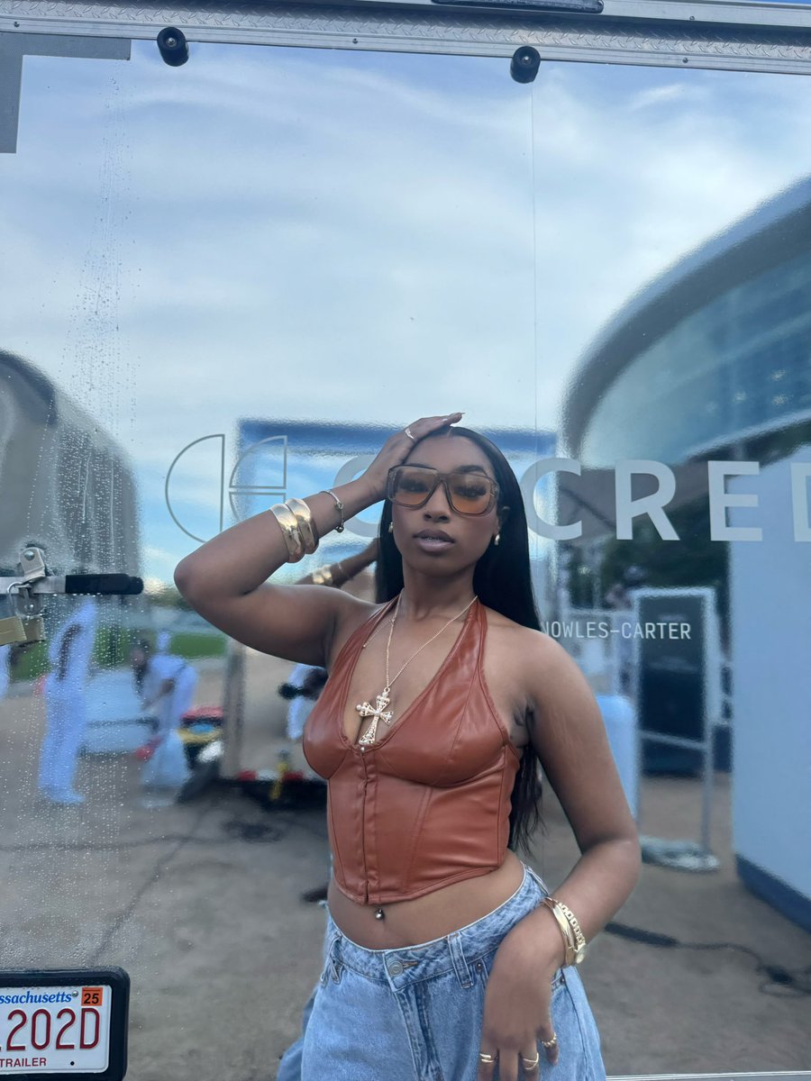 dreenyyaaaa's tweet image. He call me pretty little thangg🤎😍 #CowboyCarterTour