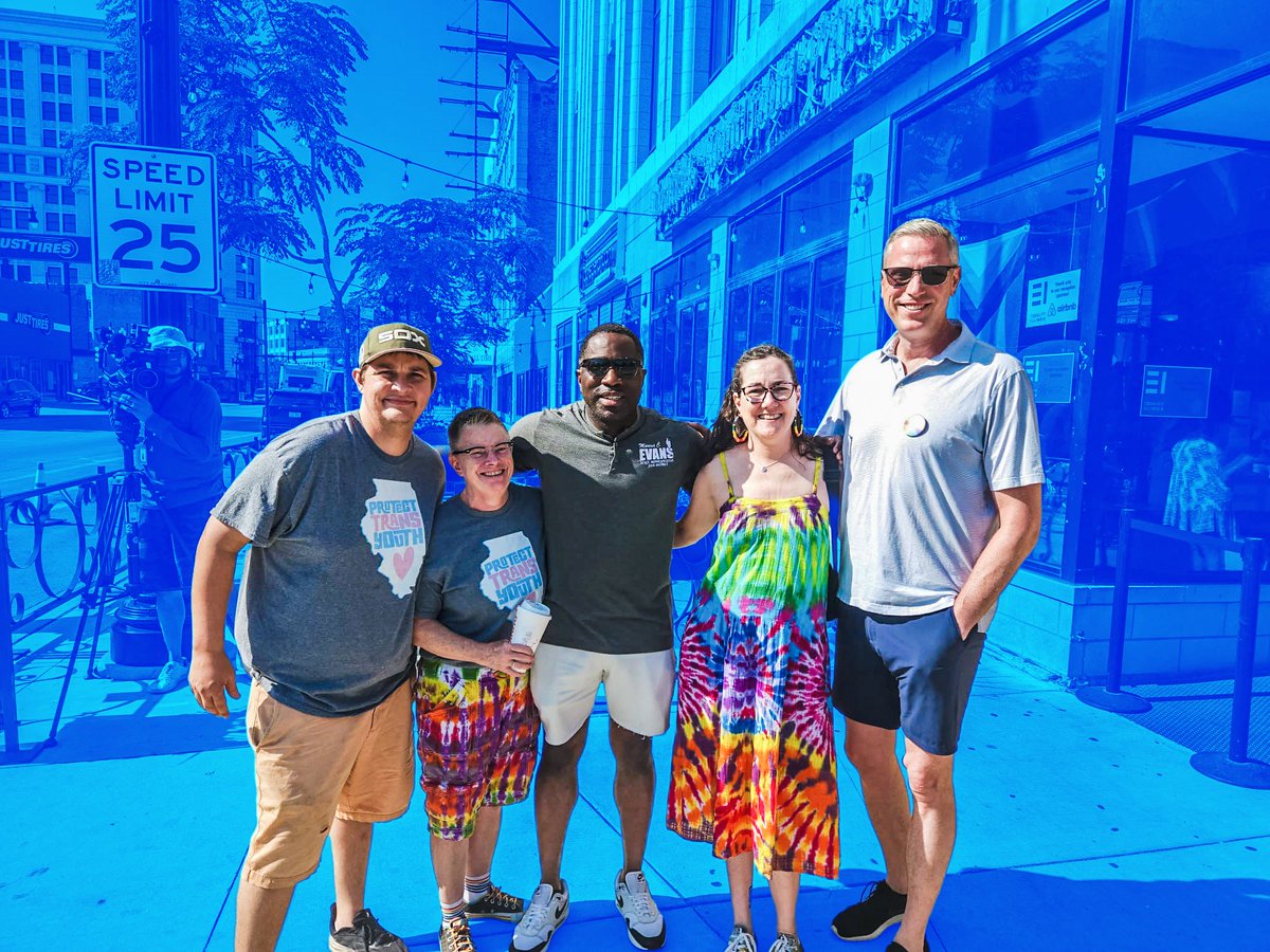 Repevans33's tweet image. Supporting @EqualityILL Pre-Pride Parade event 🏳️🌈🏳️🌈♥️ Y’all stay hydrated out there today it’s a beautiful hot Chicago day ☀️⛅️🕶️😁