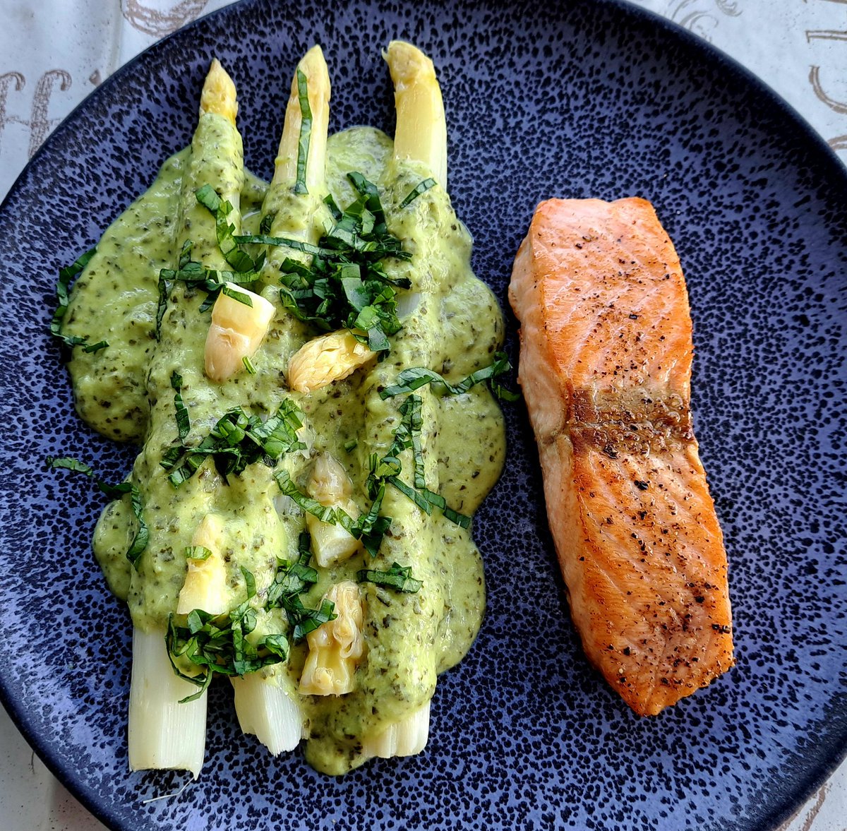 Vergangene Woche den letzten Spargel der Saison gekauft und das kam dabei heraus:

Gebratener Lachs mit Spargel und Basilikum-Spargel-Sauce.

Ich verwende ungern Kraftausdrücke.
Aber ... Leck mich am Arsch, war das lecker. 😋