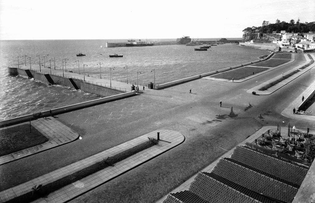 madeira600's tweet photo. Funchal. Uma panorâmica geral da Avenida do Mar, do Cais, da Pontinha e da Baía da Cidade.
Data desconhecida.
Foto sem autor patente.
#Madeira https://t.co/a615dazVgZ