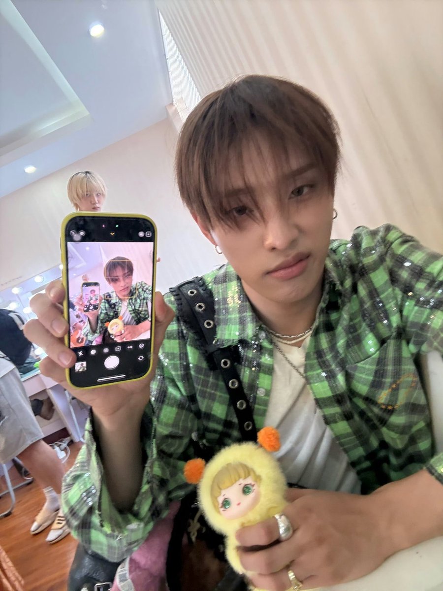 INTAKHWAANG's tweet photo. Family selfie by Stephie

(Iya itu ada guenya di kaca keliatan) https://t.co/a2SvNNAoHo