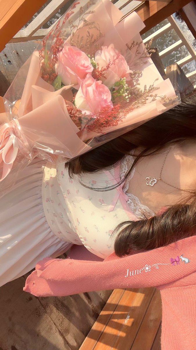 zeanaple's tweet photo. haloooo, ini bunga bulan juni akuu! cowoku selalu ngasih bunga setiap bulan bahagia bgttt spt maminaaa🐇🌸🌸💓 https://t.co/Kb5EjYqdmK
