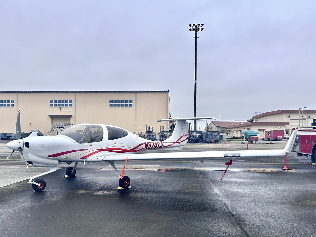 sky_piyopiyo0's tweet image. こんな小型機もいました♡
大きい飛行機のパイロットさんたちもこういう機体から練習したって思うと感慨深い(ˊo̴̶̷̤ ᴗ o̴̶̷̤ˋ)

#DiamondAircraft
#DA40 #DA42