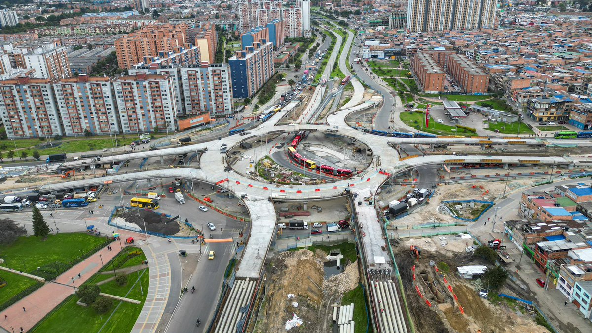 En Bogotá se han multiplicado las 'glorietas elevadas', (incluso en segundo nivel, como la de NQS x Av. Sexta). Son terribles para el paisaje urbano y para el espacio público.