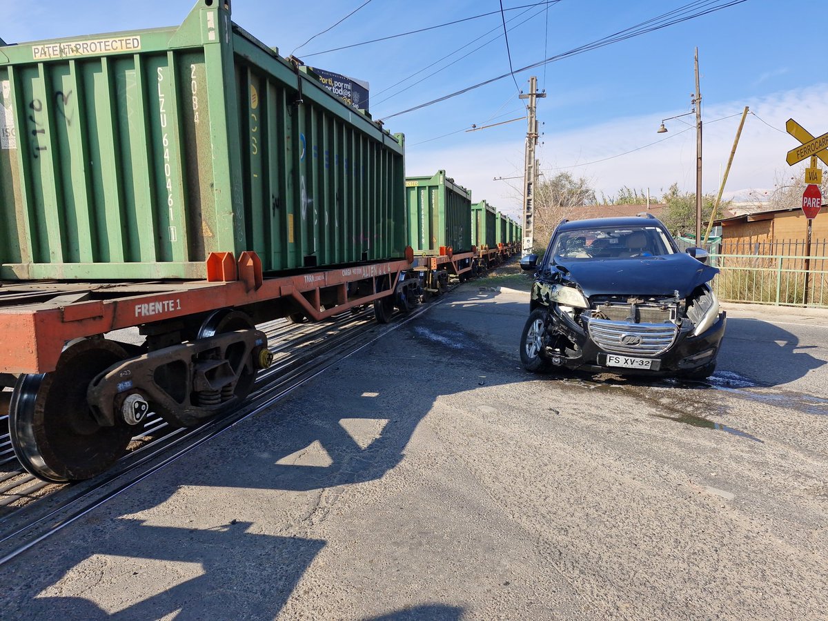 EmergPanquehue's tweet photo. AHORA #SanFelipe. (Puente el Rey)Colision de automovil con tren metalero. Sin lesionados. https://t.co/7GLRYzDnLH