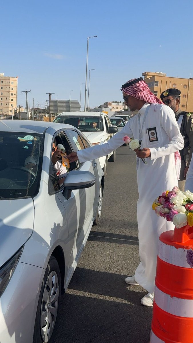 bannihassan's tweet photo. #بلدية_محافظة_بني_حسن ممثلة بإدارة الشراكة المجتمعية اطلقت #مبادرة فعاليات #صيف_الباحة بتوزيع الهدايا والورود بالطرق الرئيسية والميادين لاستقبال زوار المحافظة . 

#صيف_الباحة
#أمانة_منطقة_الباحة https://t.co/BC77xryW4w