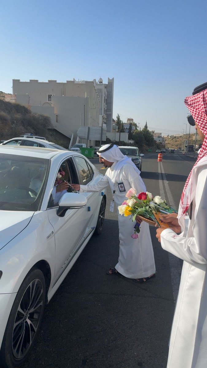 bannihassan's tweet photo. #بلدية_محافظة_بني_حسن ممثلة بإدارة الشراكة المجتمعية اطلقت #مبادرة فعاليات #صيف_الباحة بتوزيع الهدايا والورود بالطرق الرئيسية والميادين لاستقبال زوار المحافظة . 

#صيف_الباحة
#أمانة_منطقة_الباحة https://t.co/BC77xryW4w