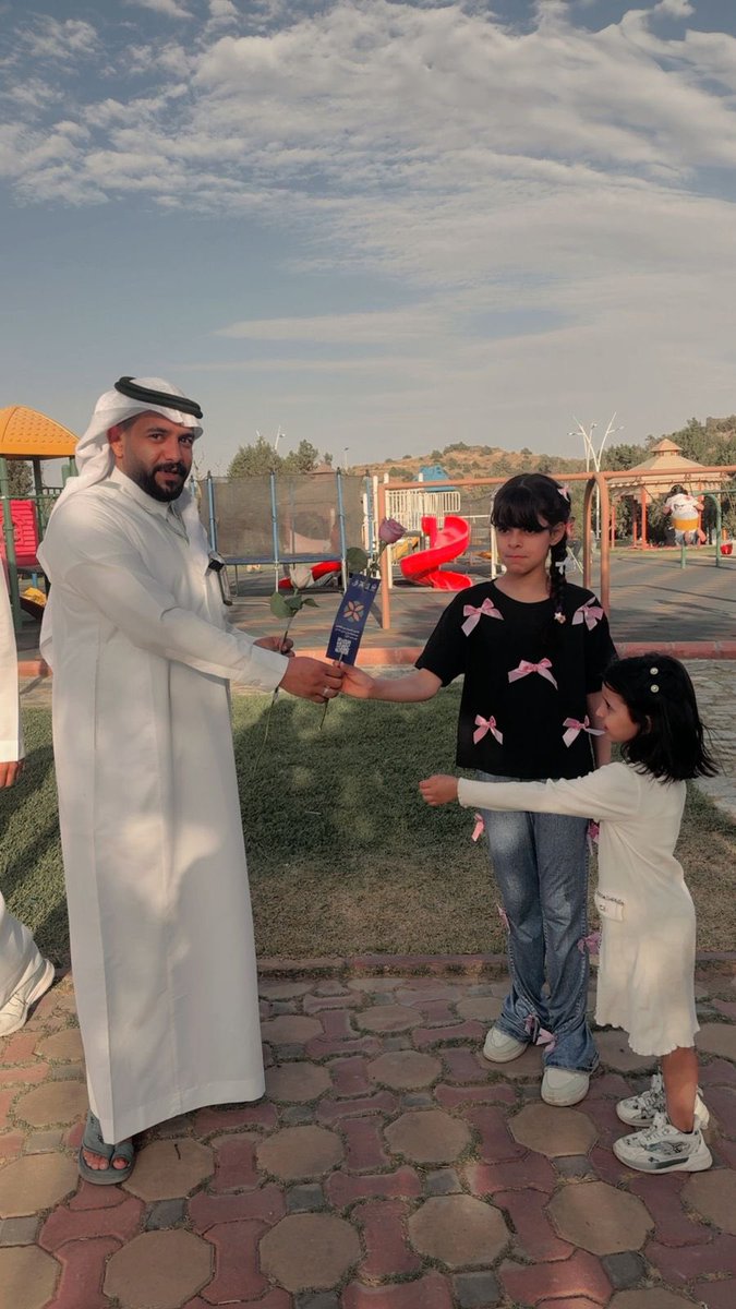 #بلدية_محافظة_بني_حسن ممثلة بإدارة الشراكة المجتمعية اطلقت #مبادرة فعاليات #صيف_الباحة بتوزيع الهدايا والورود بالطرق الرئيسية والميادين لاستقبال زوار المحافظة . 

#صيف_الباحة
#أمانة_منطقة_الباحة