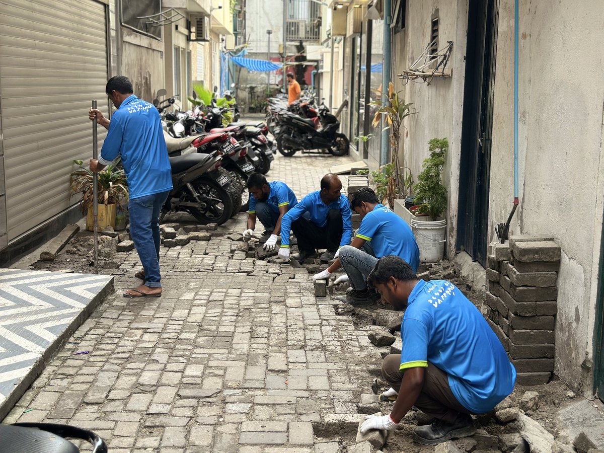 MaleCitymv's tweet photo. ކަށިމާހިނގުން މަރާމާތުކުރުން
 #HiyfaseyhaMagumathi 
#RoadRepair https://t.co/vjqNKZCgWE