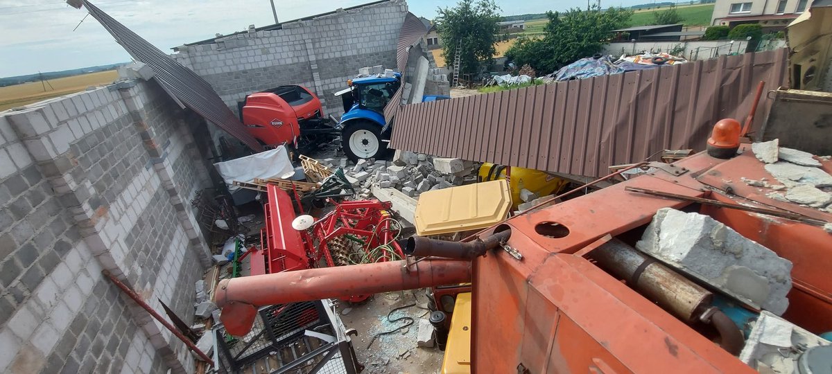 Acorderr's tweet image. Parę dni temu przeszła w mojej okolicy mega burza i trąba powietrzna.
Mojemu koledze zawaliła się szopa i zbiera na odbudowę. 
Kto może wesprzeć albo chociaż udostępnić będę bardzo wdzięczny.
Link do zbiórki w komentarzu 

Zdjęcia przed i po: