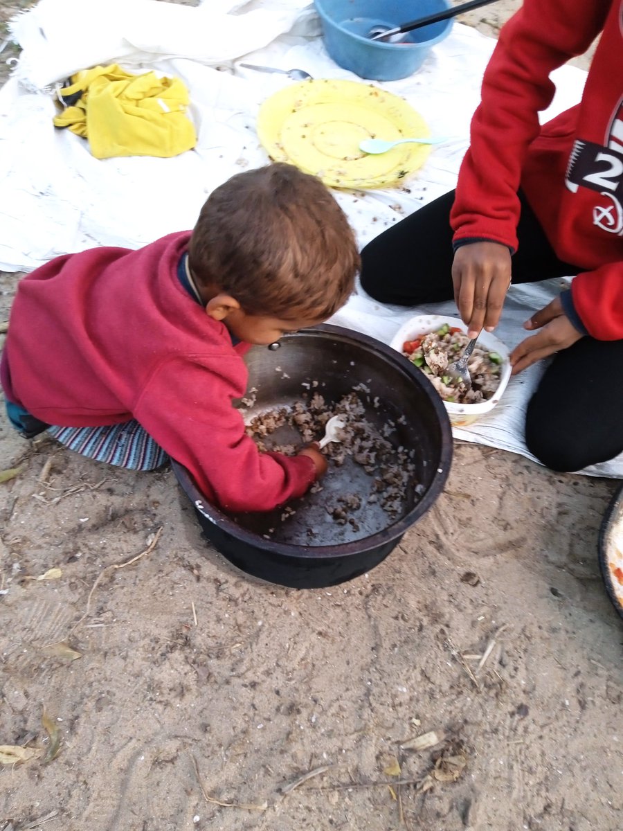 OSuhib37278's tweet image. How difficult it is for me to give all I have to feed my children, then I discover that everything I have is not enough for my children and does not satisfy them. Help my children get enough food zeffy.com/donation-form/…
