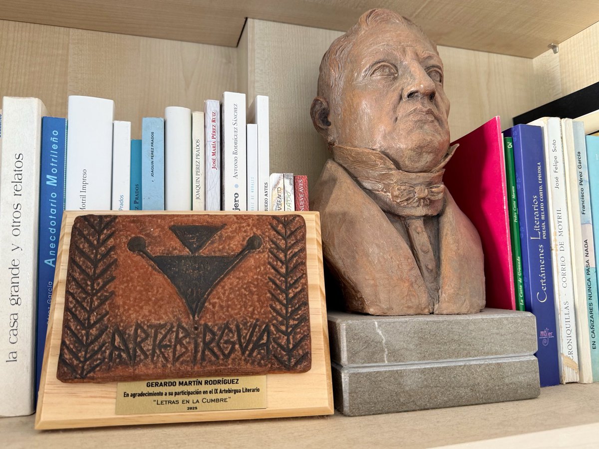 Gerardo Martín (@_gerardomartin_) on Twitter photo No había mejor lugar para este detalle que me otorgaron por participar en <a href="/artebirgualit/">Artebirgua Literario</a> 2025 que descansar junto al Premio del <a href="/aulapensamiento/">Aula de Pensamiento</a>
Una unión y una simbiosis que se antoja muy prometedora y fructífera en cuanto a versos y amistad.
Gracias. No había mejor lugar para este detalle que me otorgaron por participar en <a href="/artebirgualit/">Artebirgua Literario</a> 2025 que descansar junto al Premio del <a href="/aulapensamiento/">Aula de Pensamiento</a>
Una unión y una simbiosis que se antoja muy prometedora y fructífera en cuanto a versos y amistad.
Gracias.
