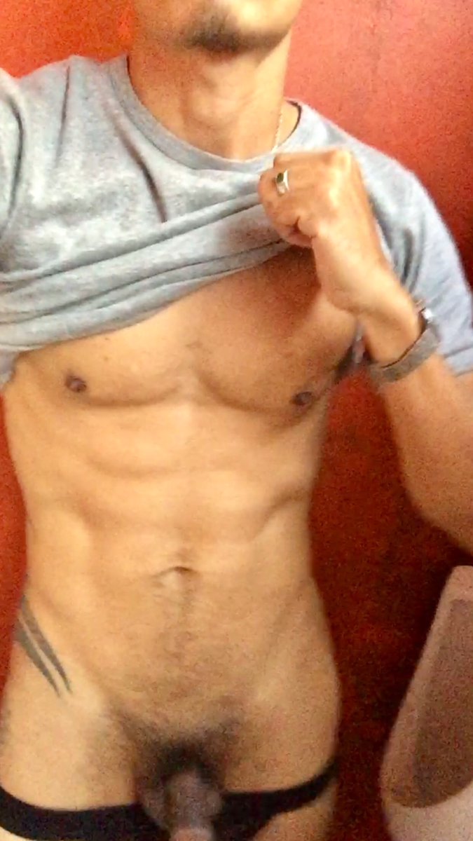 คนฉี่โถข้างๆหันมาชมรอยสัก ผมเลยเปิดให้ดูชัดๆ ชัดพอมั๊ยครับ