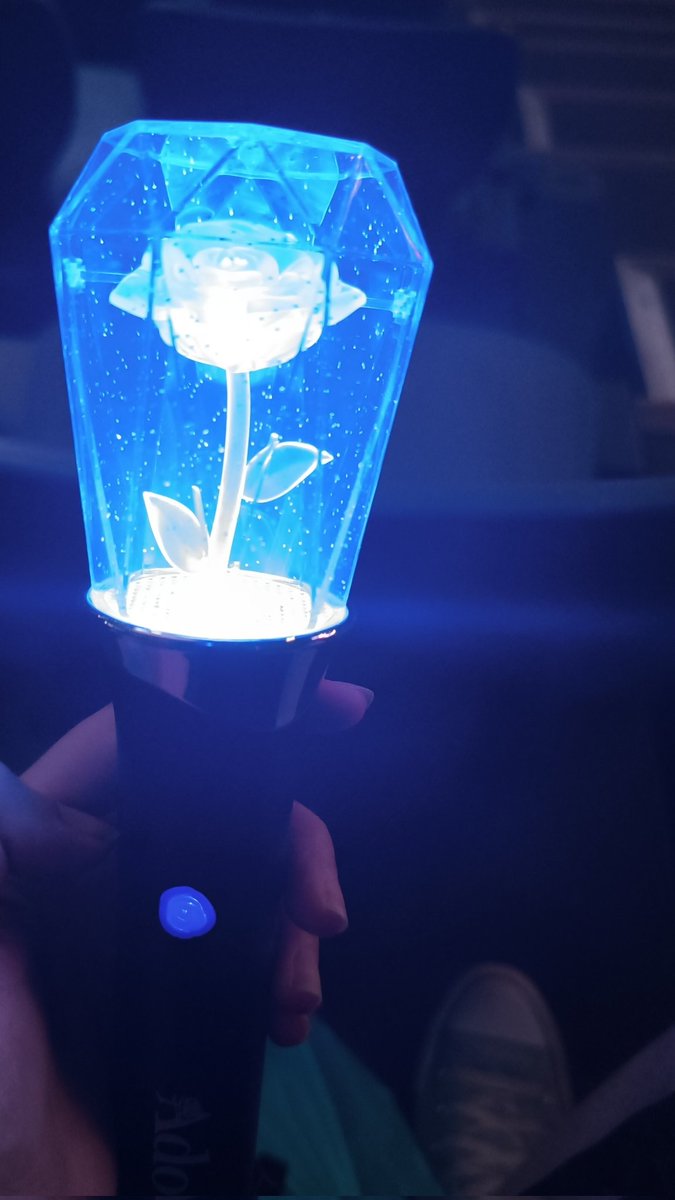 at the ADO concert running on water and adrenaline but at least the light stick FUUUUCCKKKKS