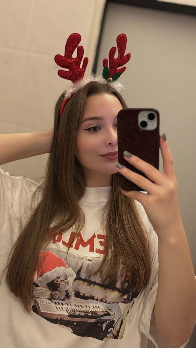 hazelvanart's tweet photo. just came across a few treasures I received last Christmas while cleaning out my storeroom. What do you think of my new look? I’m so excited to share that I have some fresh artwork coming soon! Your support means the world to me and serves as incredible inspiration. Stay tuned https://t.co/EOuPIYsEif