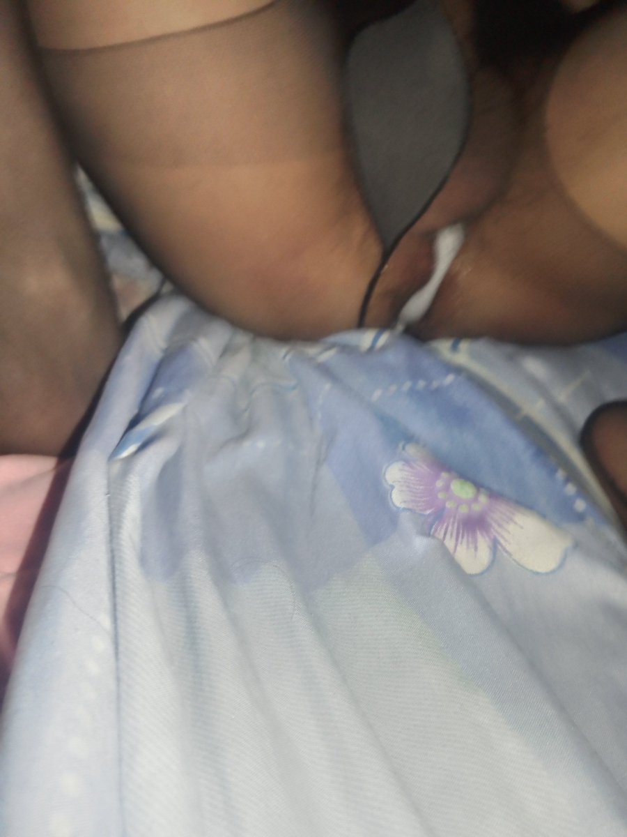 ciweideng's tweet photo. 怎么黑丝里面有白色的东西啊，好难猜啊
#男娘 #黑丝 #肛塞 https://t.co/9c4SFDF1fE
