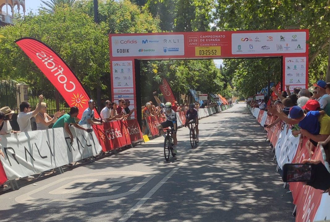 Sara Martín, campeona de España

La ciclista arandina de Movistar logra su primer título absoluto tras imponerse a Mavi García en el sprint del Paseo de la Bomba de Granada. 
<a href="/SamartinmartinA/">Sara Martín</a>  <a href="/RFECiclismo/">Real Federación Española de Ciclismo</a>  <a href="/Diegoamartin13/">Diego A. Martín (duerodeporte.com)</a>

burgosdeporte.com/?p=141629
