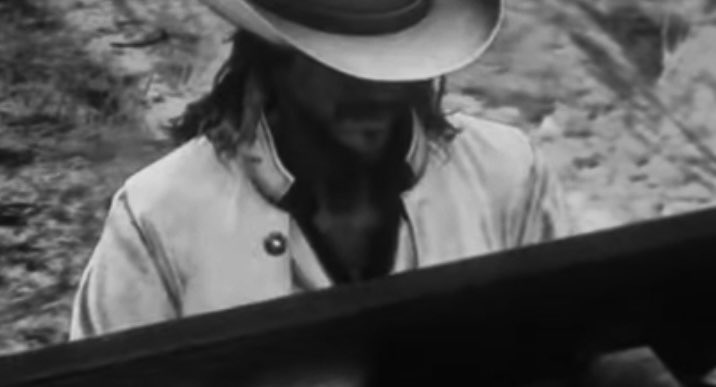 بلده Armadillo سنه 1901 : 
ليس من السهل على الرجل أن ينسى… كنت غبيًا عندما اتخذت قراري، وربما كان ذلك أسوأ ما حدث في حياتي. بصراحة، لقد غيّرني كليًا. ما رأيته كان غير طبيعي على الإطلاق. كان عليّ أن أمنح الحياة فرصةً أخيرة… ولكن هذه المرّة بطريقتي. 

رجل مجهول برداء ابيض وشعر