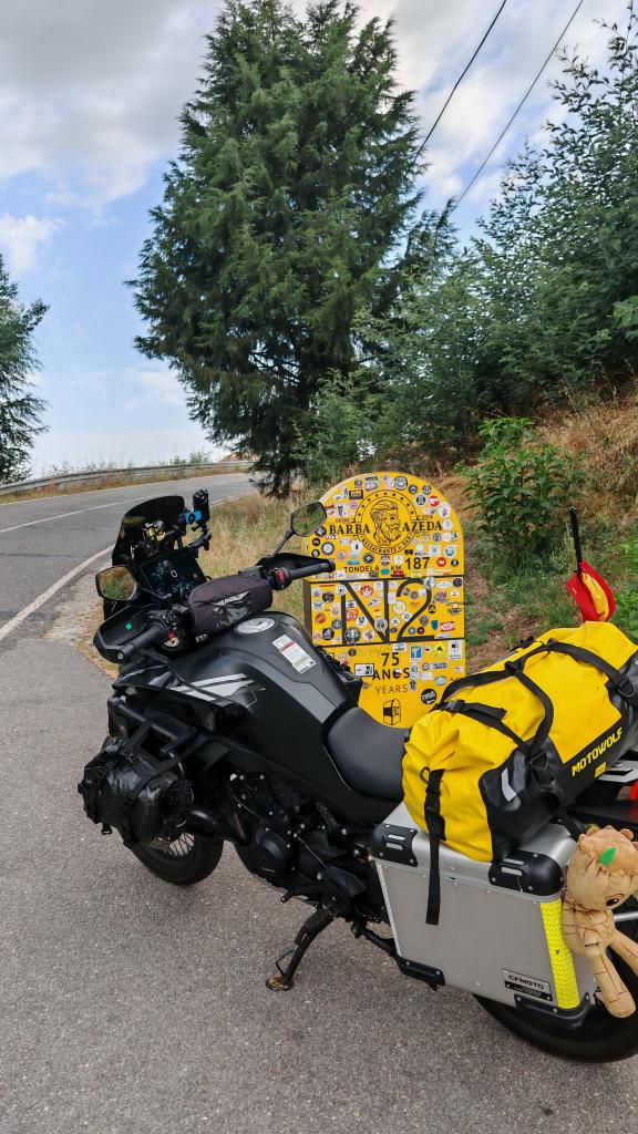 Tuitero_David's tweet photo. Recorrer más de 2.500 kilómetros para disfrutar una de las rutas referente de cualquier amante del motociclismo:
La #EN2 que cruza de norte a sur Portugal.
Un viaje inolvidable 🖤 https://t.co/cO9sW18yOY