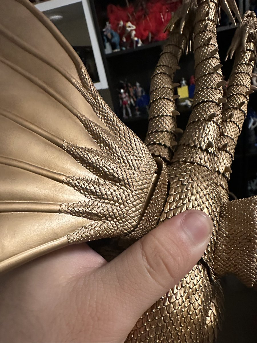 godzilla154's tweet image. I think one of my favorite parts about this figure is the second wing hinge ,it allows you to fully pull the wings forward which no ghidorah figure has ever been able to do