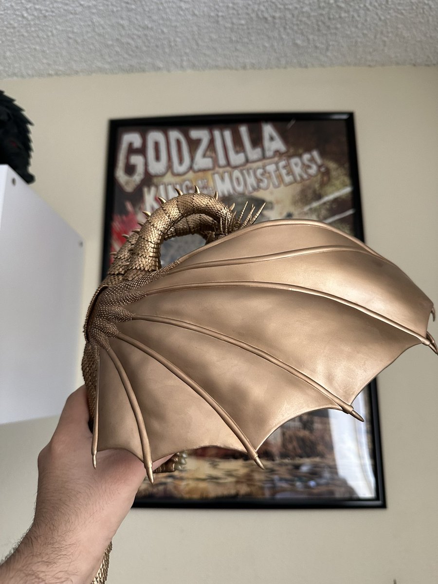 godzilla154's tweet image. I think one of my favorite parts about this figure is the second wing hinge ,it allows you to fully pull the wings forward which no ghidorah figure has ever been able to do