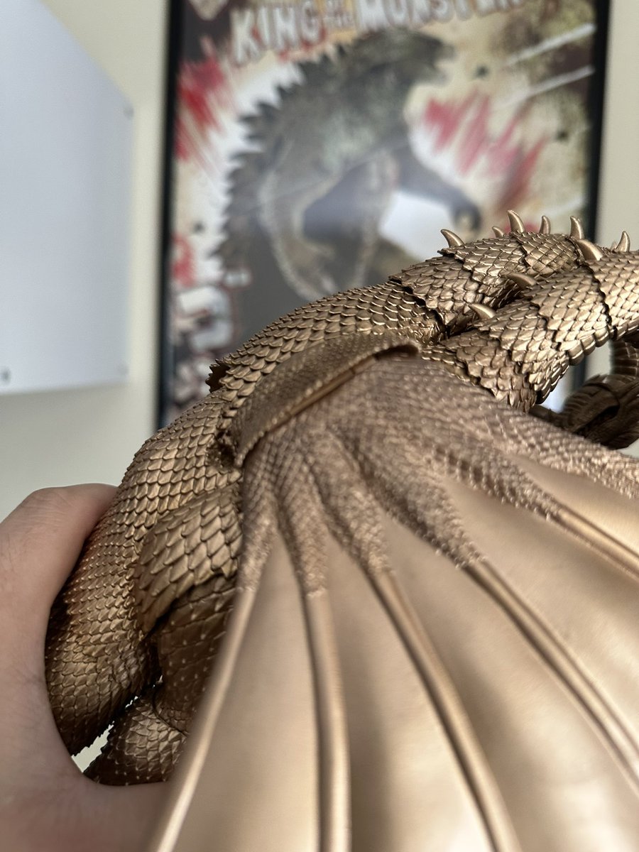 godzilla154's tweet image. I think one of my favorite parts about this figure is the second wing hinge ,it allows you to fully pull the wings forward which no ghidorah figure has ever been able to do