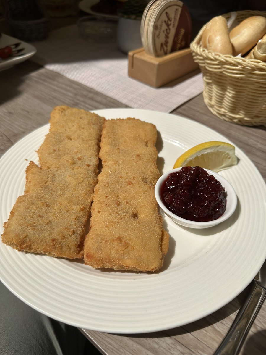 Gebackener Emmentaler in Mödling. Die Provinzruhe stimmt mich sehr entspannt, sehr gepflegte nationale Atmosphäre hier