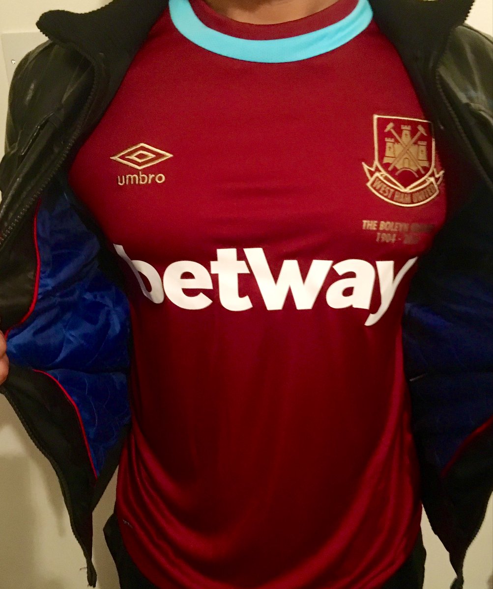 lord56110's tweet image. Some old pics of me dressed to go to Upton Park on match days!!! 

Good days! 

💜💙🫧⚒️

#WestHamUnited #IFBB #WHTID