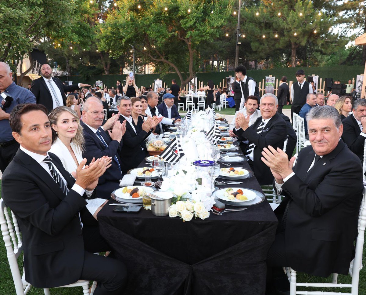 Besiyat ‘ın Yaza Merhaba Etkinlik Programına Beşiktaş Jimnastik Kulübü Başkanımız Sn.Serdal Adalı ve beraberinde ki yönetim kurulu üyeleri Ankara Ticaret Otası Başkanı Sn. Gürsel Baran Ankara Vali Yardımcımız Sn. Cihangir Güler ve Besiyat üyeleri ile katılım sağladık.