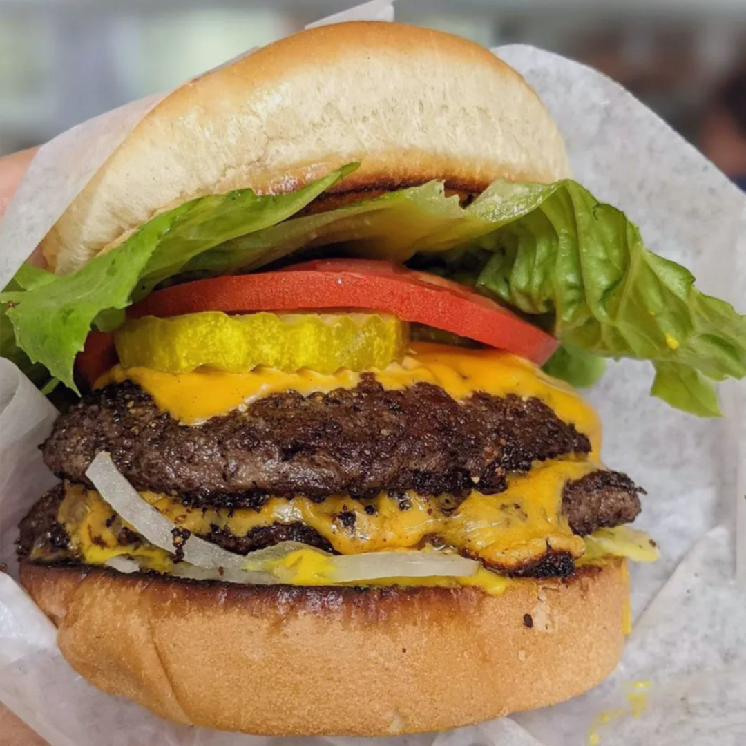 📍 Schweid Guide Burgers: #51 Frosty's Griddle &amp; Shake
>> <a href="/frostysgriddle/">Frosty's Griddle & Shake</a> Saint Simons Island, Georgia

Experience the best of the past &amp; the present at Frosty's Griddle &amp; Shake. Grab a Burger, a shake, &amp; meet their Small-Town, Worldwide 🔥🍔

#schweidandsons #frostysgriddlshake