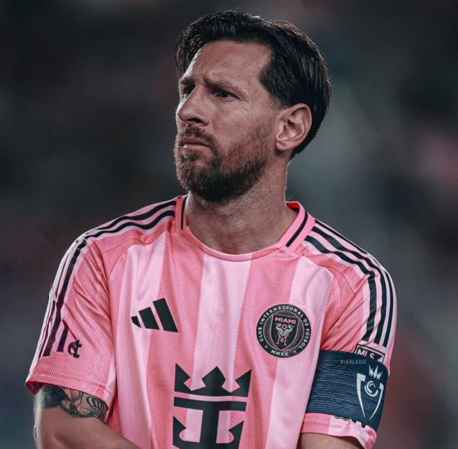 قدر ميسي الأعظم في تاريخ اللعبة أنه مطالب دائمًا بفعل المستحيل ولو لم يكن المرشح الأوفر حظًا ❤️

انتر ميامي غير مُطالب بشيء، معه أصبح في الادوار الاقصائية للمونديال ..
الارجنتين أخر مونديال 1986
معه وصلوا للنهائي 2014 وحققوا اللقب 2022
الارجنتين قبله أخر كوبا 1993
معه وصلوا