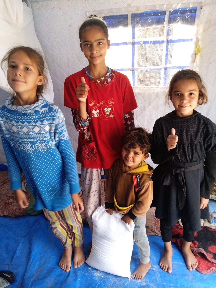 RahafFromGaza's tweet image. Today I'm truly happy 🥹🫂
After a week of trying, I finally bought a bag of flour for my family 🍞🌾
Thank you to everyone who helped — you made my sisters smile today 🫶🕊️
Your kindness gives us hope 🌟
Please keep supporting us… we’re still in the middle of war & hunger 🙏
