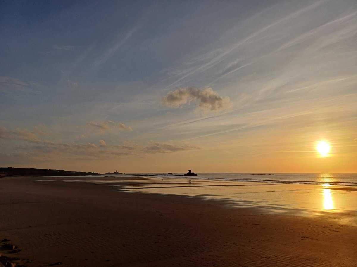 June 2025 in Jersey is shaping up to be amongst the warmest on record, and with a forecast maximum temperature of 33°C for tomorrow (Monday 30th June), there's a decent chance we could beat the all-time June record of 33.2°C, set on 17th June 2022.