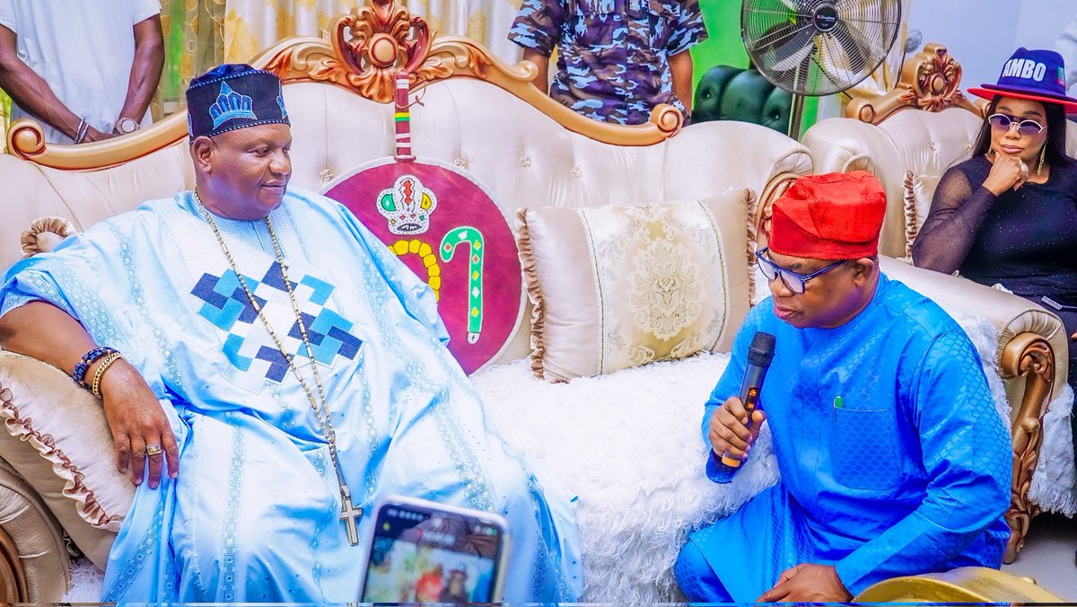 OyebamijiBola's tweet photo. As our consultation trail moved into Boluwaduro Local Government today, my team and I visited the historic town of Igbajo, where we paid homage to His Royal Majesty, Oba Adegboyega Famodun, the Owa of Igbajo, to receive royal blessings towards the successful actualization of our collective aspiration.