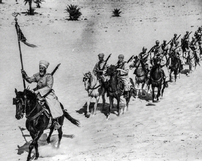 EdgTerre's tweet photo. 📆#CeJourLà
30 juin 1940 : le 1er escadron du 1er Régiment de spahis marocains choisit la lutte.
A l’appel du capitaine Jourdier, les spahis choisissent de poursuivre les combats. Ceux-ci les mèneront des sables d’El Alamein à Berchtesgaden (Allemagne) avec la 2edivision blindée. https://t.co/k6RhKE8QeU