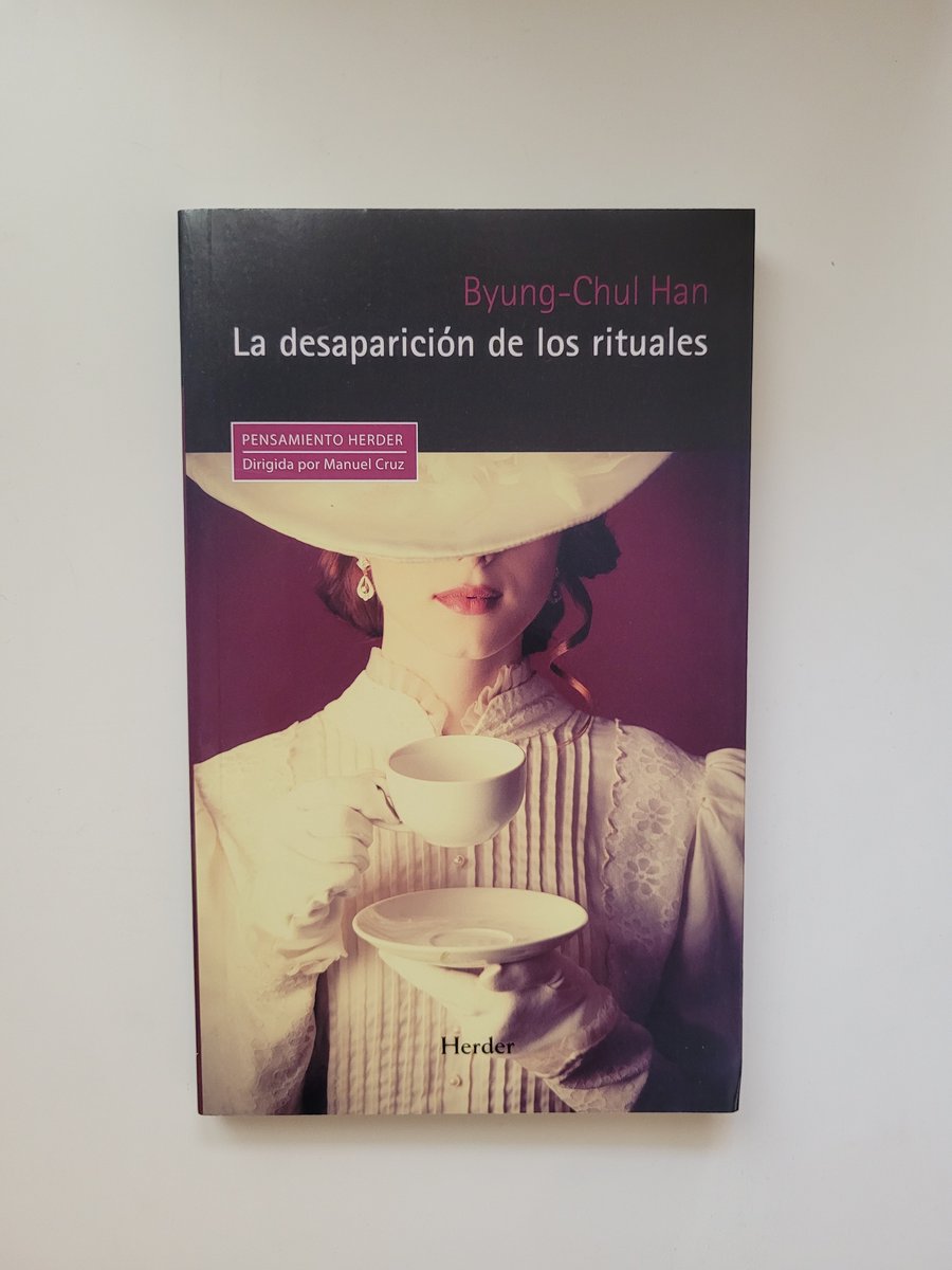 Para Han los rituales no son meros hábitos o repeticiones vacías, sino formas simbólicas que estructuran el tiempo, el sentido y la comunidad. Constituyen espacios de significado compartido donde se produce una experiencia del tiempo cualitativa, no puramente funcional. 1/3