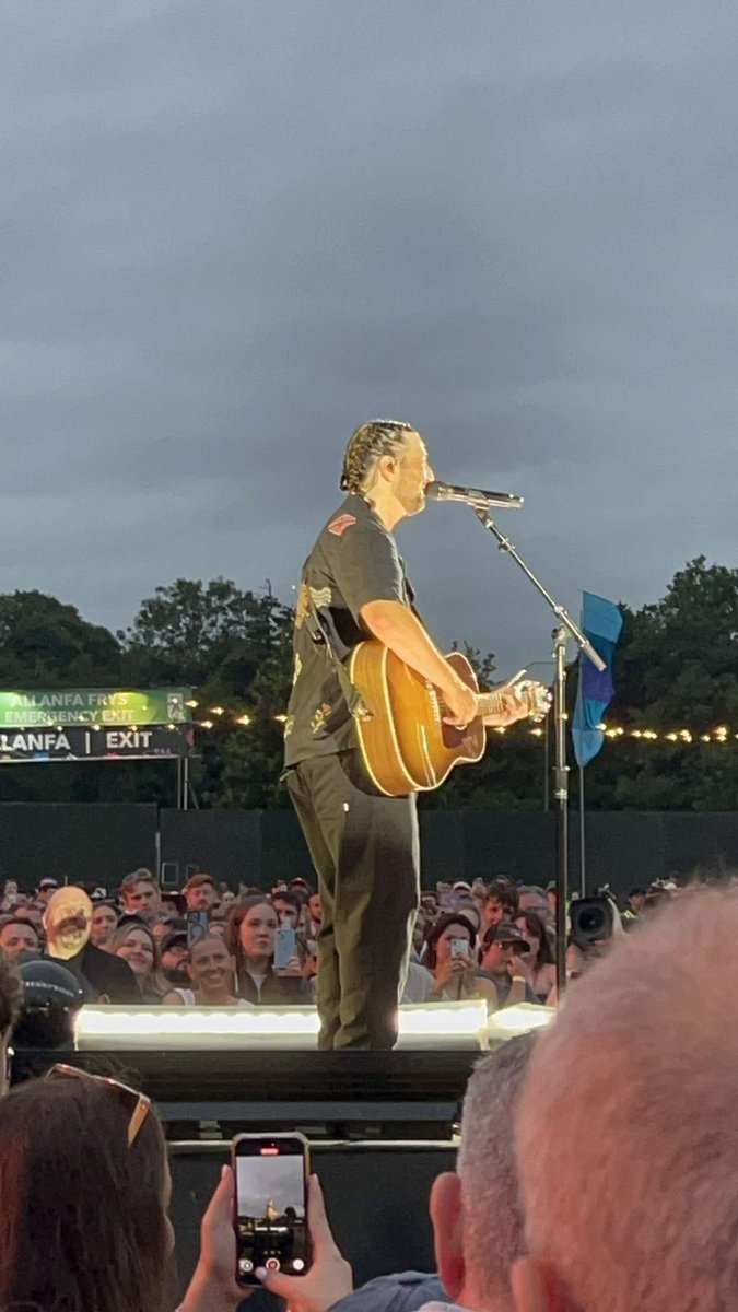 Irrab's tweet photo. @NoahKahan Another amazing performance. See you on Friday in Hyde Park too https://t.co/rKiwNiunMr