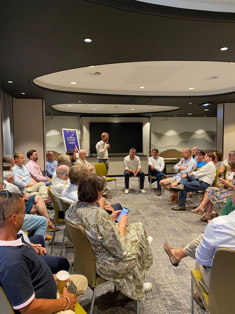 Week-end réussi à #Dijon pour <a href="/HorizonsLeParti/">Horizons</a> avec la poursuite du partenariat avec nos amis des comités de #Bruxelles et de #Châlons 🙌et la première convention régionale en Bourgogne-Franche-Comté !
<a href="/LudovicRochette/">Ludovic Rochette</a>
<a href="/alainchretien/">Alain Chrétien</a>
<a href="/hbvregille/">Henri-Bénigne de Vregille</a>