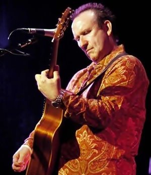 77MASH's tweet image. #OnThisDay, 1954, born #ColinHay - #MenAtWork