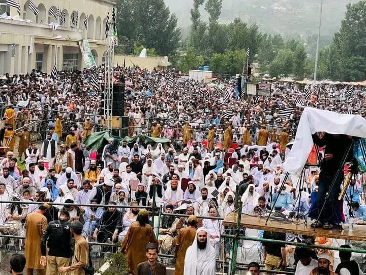 جمعیت کے کارکنوں!!!!
نثار میں آپ کے جذبےاور عزم پر♥️♥️♥️
آج آسمان سے برستا پانی بھی بٹگرام
میں ھزارہ وشانگلہ کے جمعیت کے کارکنوں کے عزم واستقلال پر حیران ھواھوگا جنہوں نے محسوس ھی نہیں ھونے دیا کہ بارش بھی انکے مقصد میں رکاوٹ ھوسکتی ھے
ایسے بےلوث اور جری کارکن اللہ تعالی نے جمعیت