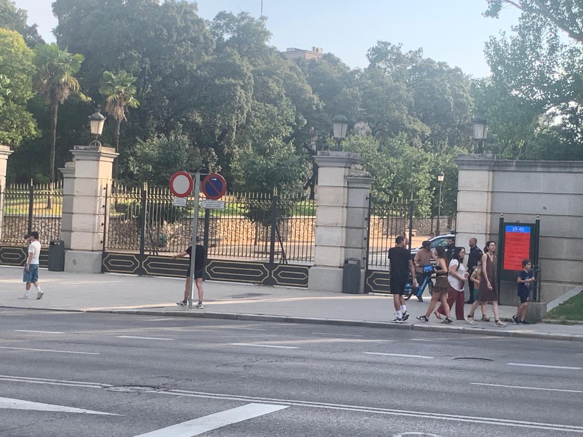 Retiro cerrado.Con hoy son ya 16 días en 2025 que el Retiro permanece totalmente cerrado .
La torpeza, desidia e inutilidad del alcalde Almeida se acrecienta con cada cierre. Este especialmente cruel al ser en ola de calor