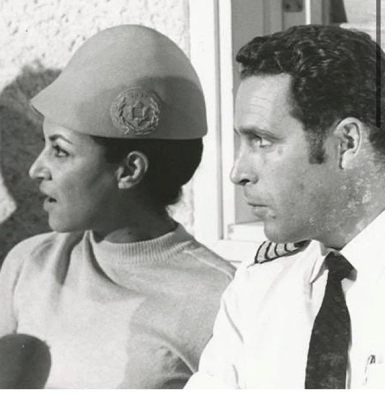 FAMS_AMNC's tweet image. ABSOLUTELY LEGENDARY
Sept. 1970 EL AL Captain Uri-Bar Lev in charge of flight 219 had a bad feeling. He took the unusual step of having 1 of the Israeli air marshals assigned to his flight sit in the cockpit, a move he would later be disciplined for. In flight a duo of…