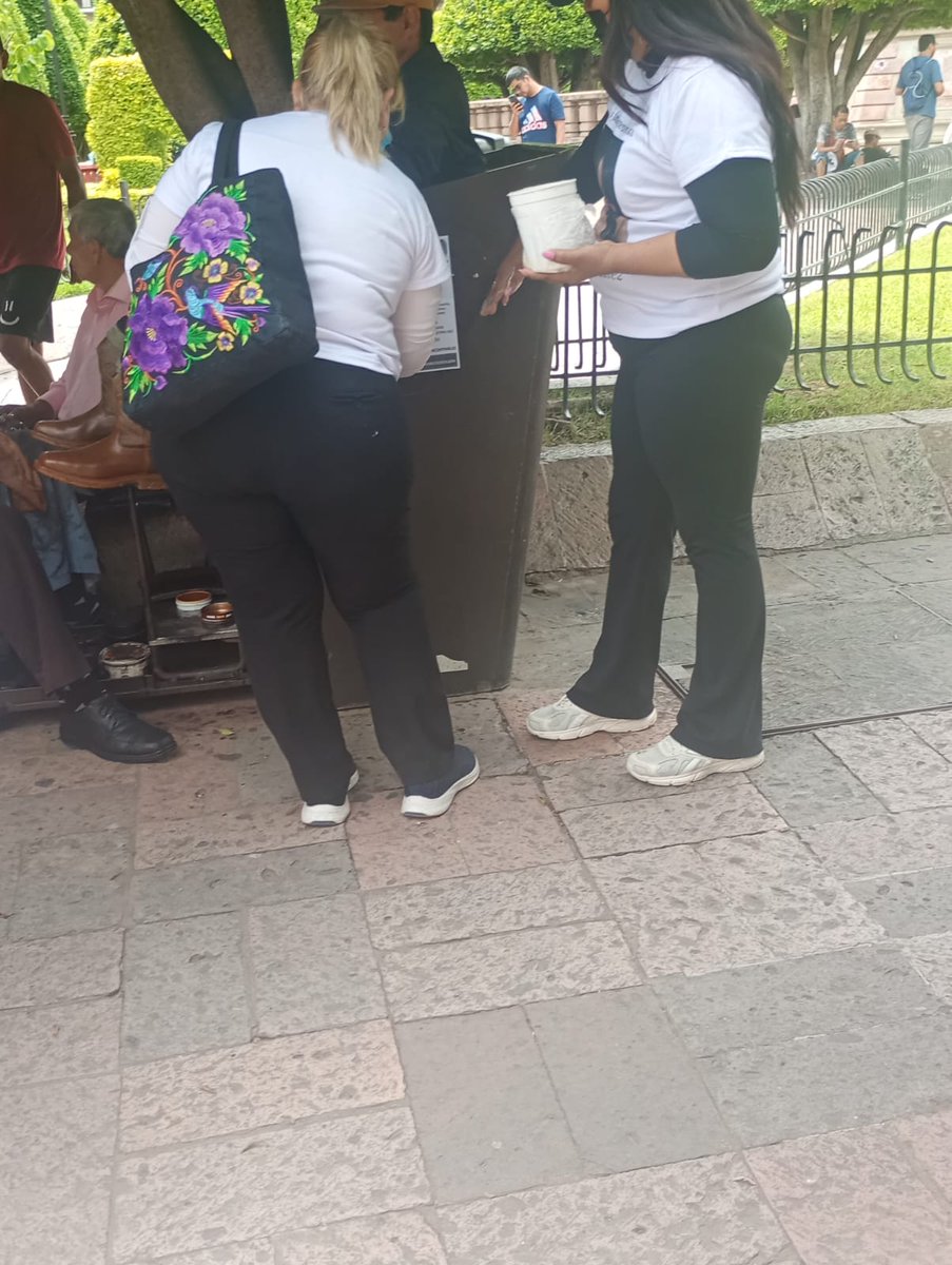 Desaparecidos Guanajuato (@desapgto) on Twitter photo #alerta 🚨 Agentes de <a href="/Seguridad_Leon/">Secretaría de Seguridad León, Guanajuato</a> tratan de impedir búsqueda en vida en la Plaza Principal de <a href="/municipio_leon/">Municipio de León</a>, pese a que el Subsecretario de DH estaba enterado || ¿<a href="/AleGutierrez_mx/">Ale Gutiérrez</a> si te preocupa la pega de fichas por qué no previenes y atiendes las desapariciones? || #alerta 🚨 Agentes de <a href="/Seguridad_Leon/">Secretaría de Seguridad León, Guanajuato</a> tratan de impedir búsqueda en vida en la Plaza Principal de <a href="/municipio_leon/">Municipio de León</a>, pese a que el Subsecretario de DH estaba enterado || ¿<a href="/AleGutierrez_mx/">Ale Gutiérrez</a> si te preocupa la pega de fichas por qué no previenes y atiendes las desapariciones? ||
