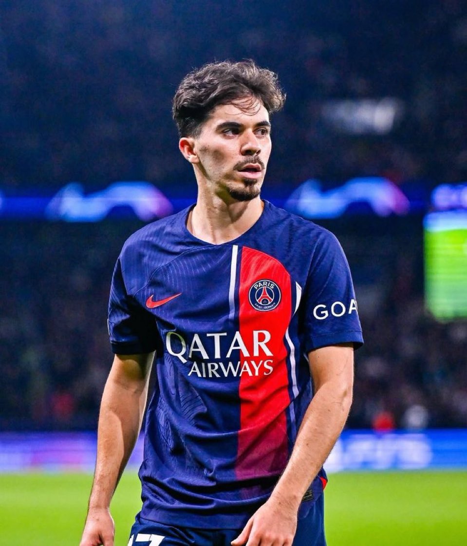 Rodri, con la mitad de la mitad de méritos que Vinicius, fue BDO.
Y Vitinha, con el triple de méritos que Lamine Yamal, no entra ni en los debates para ganarlo. 

Al fútbol se lo están cargando.